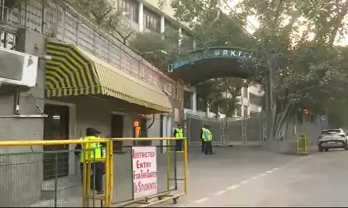Delhi School Bomb Threat: दिल्ली: DPS आरके पुरम समेत 40 स्कूल को बम से उड़ाने की धमकी से मचा हड़कंप, वापस भेजे गए बच्चे Delhi School Bomb Threat: दिल्ली: DPS आरके पुरम समेत 40 स्कूल को बम से उड़ाने की धमकी से मचा हड़कंप, वापस भेजे गए बच्चे