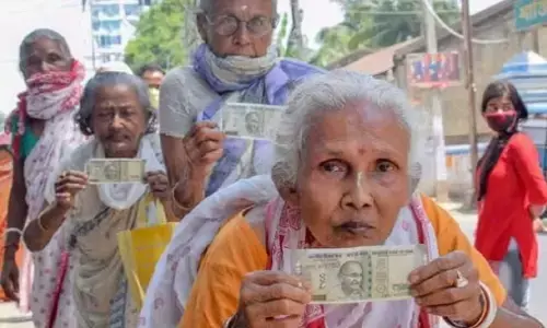 Old Age Pension: वृद्धावस्था पेंशन को लेकर आया ये बड़ा अपडेट, खाते में नहीं आया पैसा तो तुरंत करें ये काम
