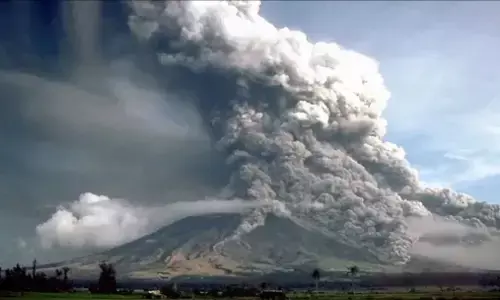 Philippines Volcano Eruption: फिलीपींस में ज्वालामुखी विस्फोट, 87 हजार लोगों पर मंडराया खतरा, अलर्ट जारी Philippines Volcano Eruption: फिलीपींस में ज्वालामुखी विस्फोट, 87 हजार लोगों पर मंडराया खतरा, अलर्ट जारी