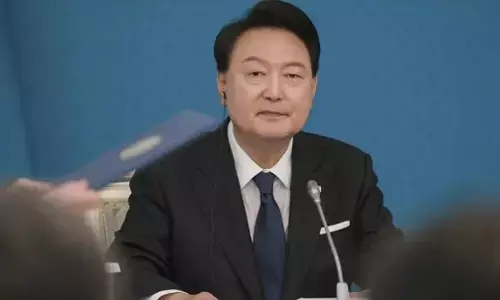 South Korea: मार्शल लॉ के चलते राष्ट्रपति कार्यालय में पुलिस की छापेमारी, पूर्व रक्षा मंत्री ने की खुदकुशी की कोशिश South Korea: मार्शल लॉ के चलते राष्ट्रपति कार्यालय में पुलिस की छापेमारी, पूर्व रक्षा मंत्री ने की खुदकुशी की कोशिश