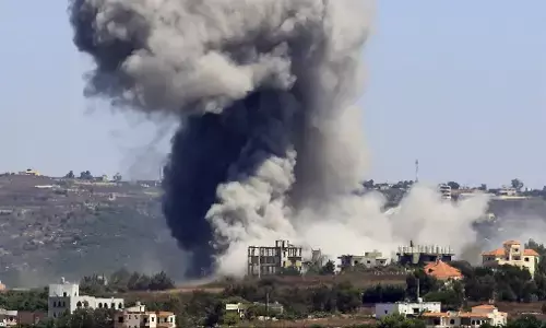 Syria Civil War: गाजा, लेबनान के बाद सीरिया में मचाई इजराइल ने तबाही, 48 घंटों में किए 350 हमले Syria Civil War: गाजा, लेबनान के बाद सीरिया में मचाई इजराइल ने तबाही, 48 घंटों में किए 350 हमले