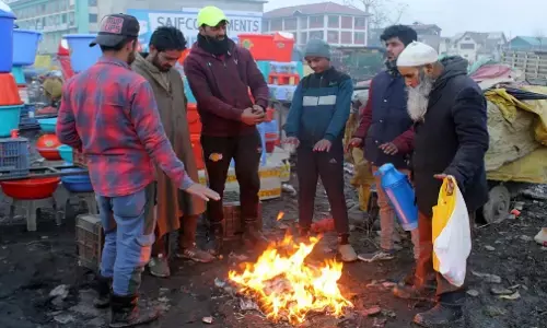 Weather Update: दिल्ली-एनसीआर में शीतलहर का अलर्ट, यूपी के कई जिलों में कोहरे का कहर, जानें मौसम का ताजा हाल
