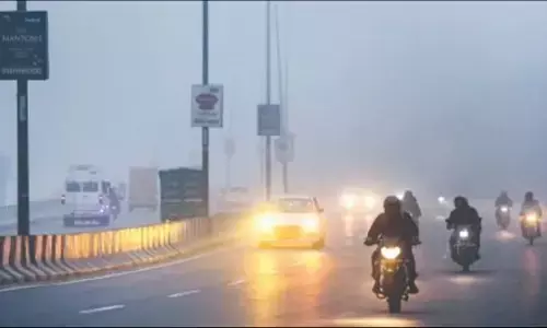Weather Update: दिल्ली-NCR में छाई घने कोहरे की चादर, फ्लाइट और ट्रेनों की स्पीड पर लगा ब्रेक Weather Update: दिल्ली-NCR में छाई घने कोहरे की चादर, फ्लाइट और ट्रेनों की स्पीड पर लगा ब्रेक
