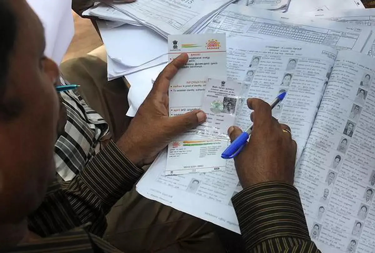 वोटर आईडी और आधार कार्ड लिंक करने पर चुनाव आयोग और गृह मंत्रालय का बड़ा फैसला वोटर आईडी और आधार कार्ड लिंक करने पर चुनाव आयोग और गृह मंत्रालय का बड़ा फैसला