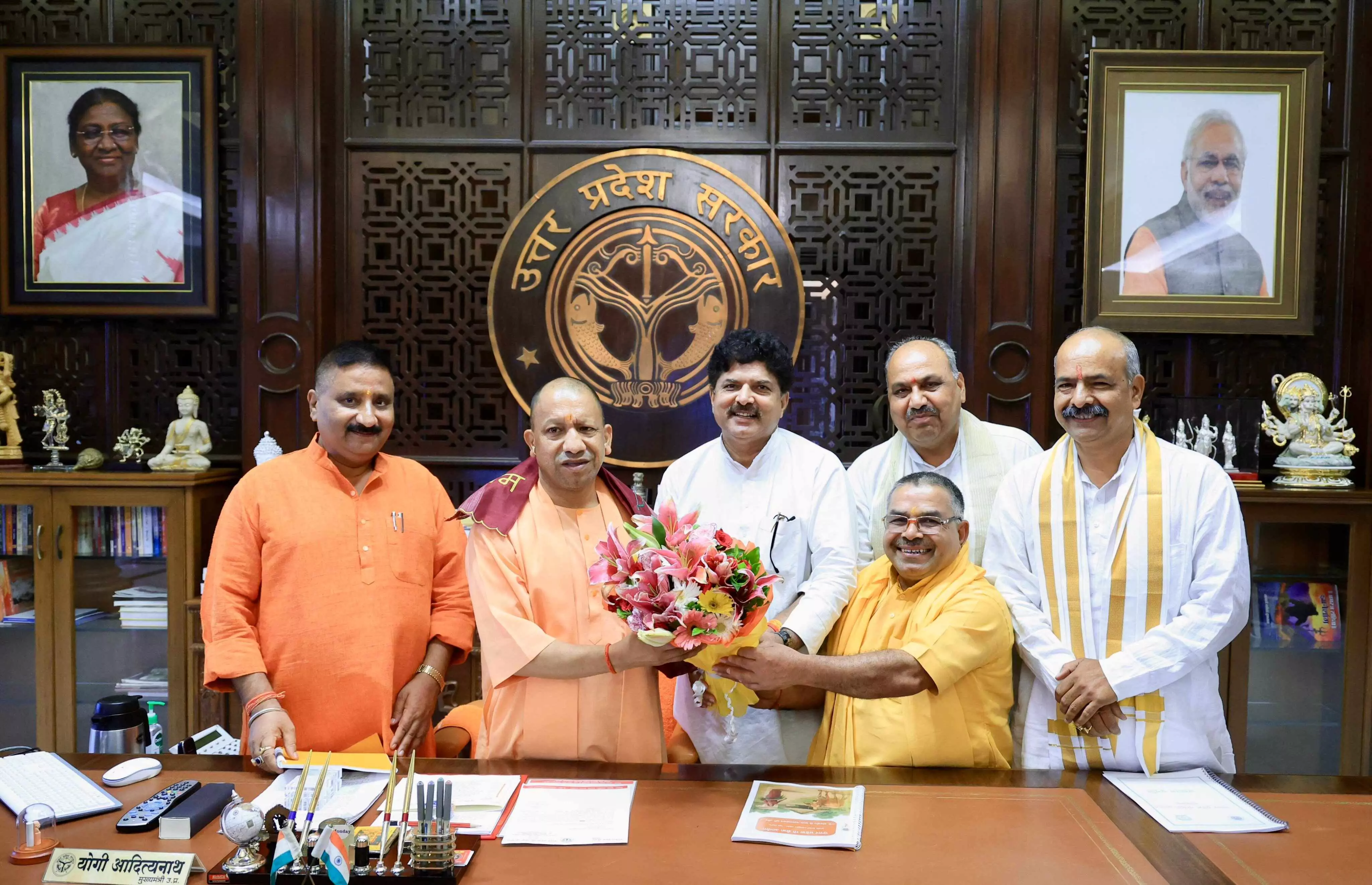 मुख्यमंत्री योगी से यूपी गौ सेवा आयोग के अध्यक्ष श्याम बिहारी गुप्ता ने की मुलाकात मुख्यमंत्री योगी से यूपी गौ सेवा आयोग के अध्यक्ष श्याम बिहारी गुप्ता ने की मुलाकात