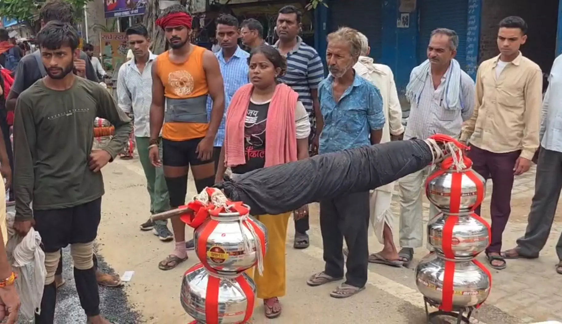मुजफ्फरनगर में कांवड़ पर थूकने के बाद हंगामा, गुस्साए कांवड़ियों ने किया हंगामा मुजफ्फरनगर में कांवड़ पर थूकने के बाद हंगामा, गुस्साए कांवड़ियों ने किया हंगामा