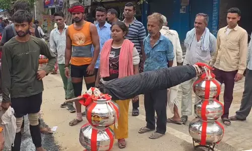 मुजफ्फरनगर में कांवड़ पर थूकने के बाद हंगामा, गुस्साए कांवड़ियों ने किया हंगामा