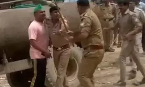 ग्रामीणों की पुस्तानी ज़मीन को प्राधिकरण की टीम ने तोड़ा, किसानों के किया विरोध ग्रामीणों की पुस्तानी ज़मीन को प्राधिकरण की टीम ने तोड़ा, किसानों के किया विरोध