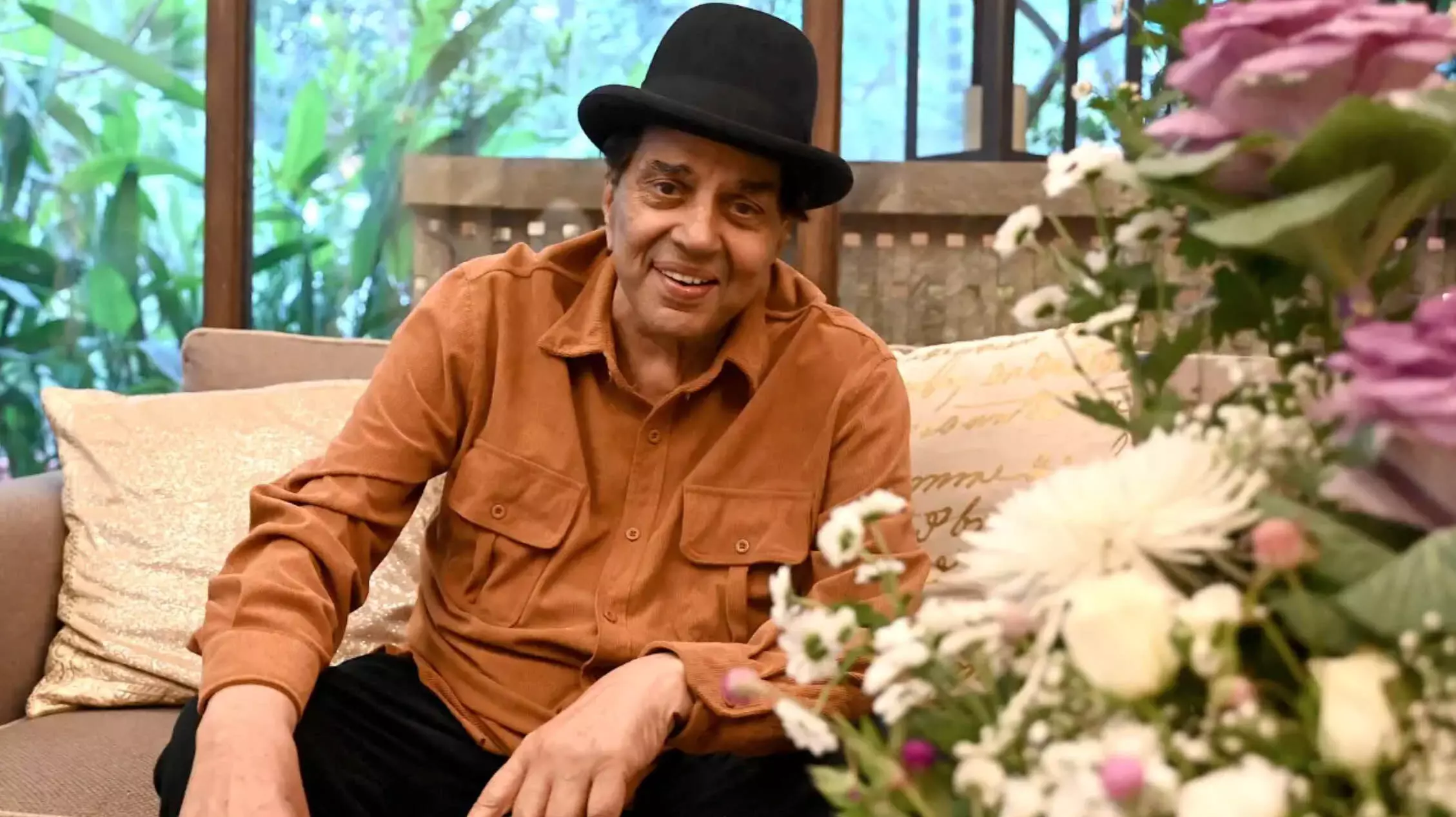 Veteran Actor Dharmendra Passes Away : धर्मेंद्र: एक युग का अंत, जीवन सफर, फिल्मी करियर, और परिवार की पूरी कहानी