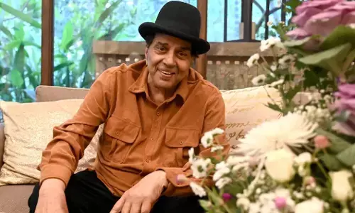 Veteran Actor Dharmendra Passes Away : धर्मेंद्र: एक युग का अंत, जीवन सफर, फिल्मी करियर, और परिवार की पूरी कहानी Veteran Actor Dharmendra Passes Away : धर्मेंद्र: एक युग का अंत, जीवन सफर, फिल्मी करियर, और परिवार की पूरी कहानी