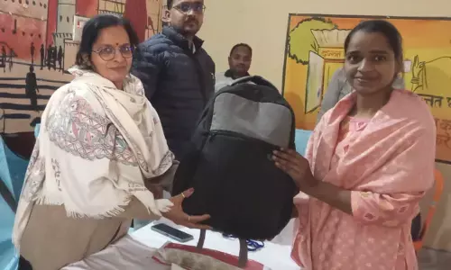 शिव नाडर फाउंडेशन के द्वारा संचालित शिक्षा प्लस कार्यक्रम में वयस्क शिक्षा के लिए जन शिक्षकों को लैपटॉप का वितरण किया