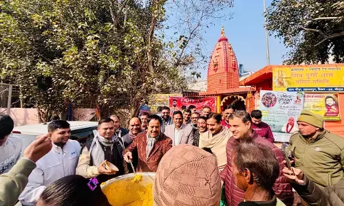 आर डब्लू ए चौडा सादतपुर विकास समिति ने मकर संक्रांति पर बांटी खिचड़ी