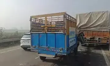 कोहरे के चलते एलपीजी सिलेंडर से भरी एक गाड़ी की चार गाड़ियां से आपस में टक्कर, बड़ा हादसा टाला