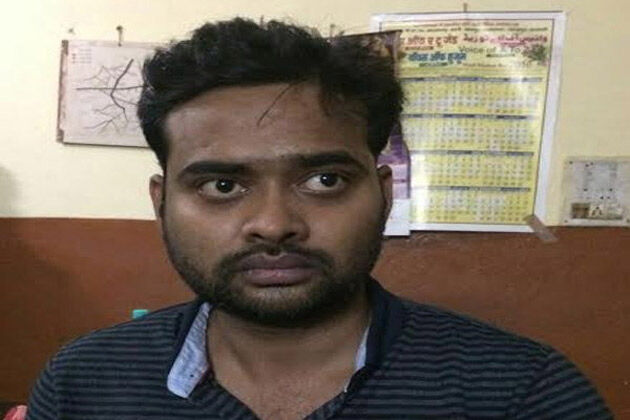 पिस्टल लेकर घुसा कॉलेज में सनकी आशिक, बनाया लड़की पर शादी का दबाव पिस्टल लेकर घुसा कॉलेज में सनकी आशिक, बनाया लड़की पर शादी का दबाव