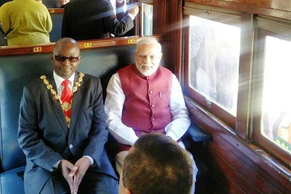 ट्रेन की सवारी कर मोदी ने दी महात्मा गांधी को श्रद्धांजलि, जाने कैसे