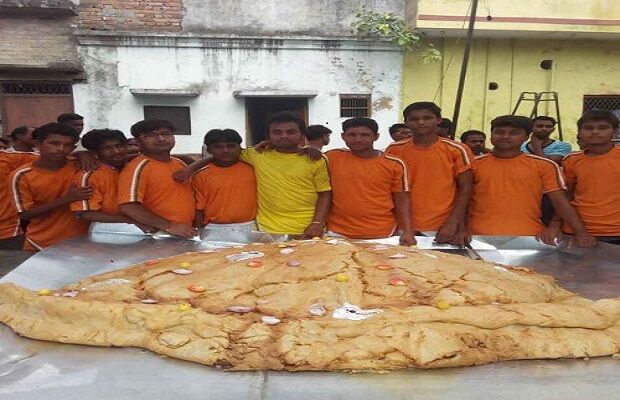 देखें, महाराजगंज में दुनिया का सबसे बड़ा समोसा बनकर है तैयार देखें, महाराजगंज में दुनिया का सबसे बड़ा समोसा बनकर है तैयार