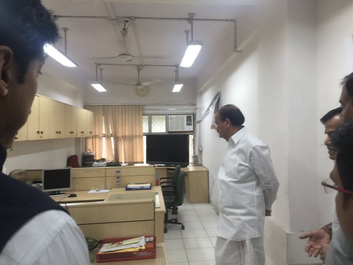 सुचना प्रसारण मंत्रालय में मंत्री का छापा, सभी हैरान सुचना प्रसारण मंत्रालय में मंत्री का छापा, सभी हैरान