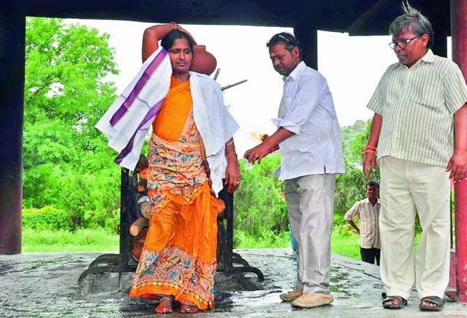 हिंदू पिता के अंतिम संस्कार से क्रिश्चियन बेटे ने किया इंकार, मुस्लिम महिला ने दी मुखाग्नि हिंदू पिता के अंतिम संस्कार से क्रिश्चियन बेटे ने किया इंकार, मुस्लिम महिला ने दी मुखाग्नि