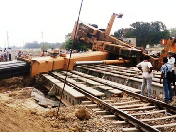 बाल-बाल बची ब्रह्मपुत्र मेल, 20 मीटर की दूरी पर पलटी पड़ी थी क्रेन