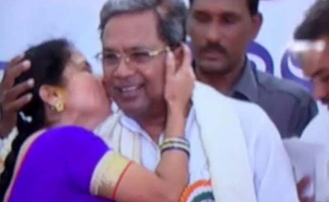 मुख्यमंत्री सिद्धारमैया को एक महिला ने मंच पर सरेआम किया Kiss! मुख्यमंत्री सिद्धारमैया को एक महिला ने मंच पर सरेआम किया Kiss!