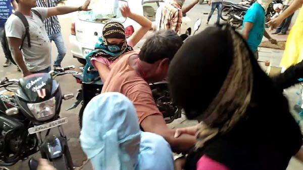 लड़कियों से गंदी बात करने वाले संगीत टीचर को, लात-घूंसों से ऐसे पिटा