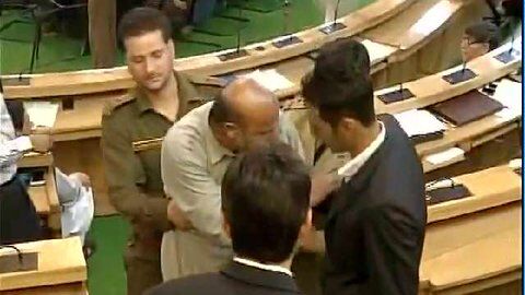 जम्मू कश्मीर विधानसभा से मार्शलों ने निर्दलीय विधायक इंजीनियर राशिद को बाहर निकला