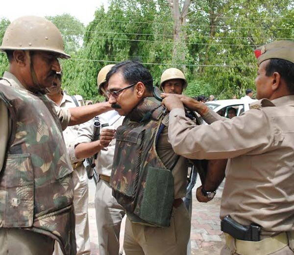 मथुरा हिंसा: गोली से नहीं, लाठी-डंडों से पीटकर हुई थी SP की हत्या मथुरा हिंसा: गोली से नहीं, लाठी-डंडों से पीटकर हुई थी SP की हत्या