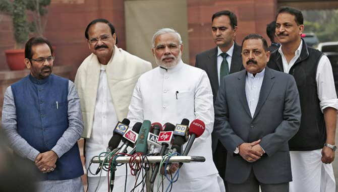 मोदी कल करेंगे कैबिनेट में फेरबदल, 75 प्लस वालों की हो सकती है छुट्टी! मोदी कल करेंगे कैबिनेट में फेरबदल, 75 प्लस वालों की हो सकती है छुट्टी!