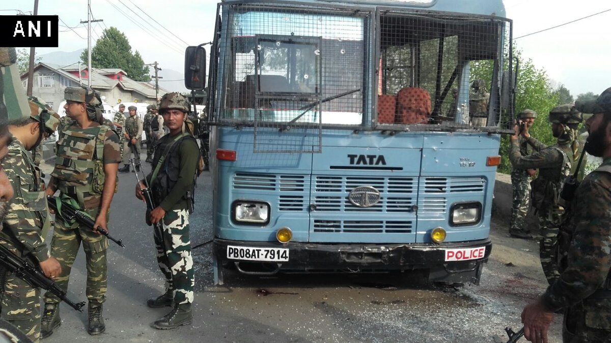 J&K: पंपोर में सीआरपीएफ काफिले पर हमला, 5 जवान शहीद, दो आतंकी मारे गए J&K: पंपोर में सीआरपीएफ काफिले पर हमला, 5 जवान शहीद, दो आतंकी मारे गए