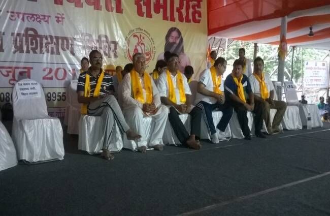 केंद्रीय मंत्री ने पटना में किया योग, नहीं पहुंचे महागठबंधन के मंत्री, खाली रहीं कुर्सियां