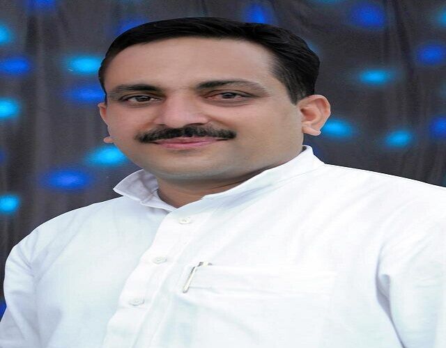 अगर ये ब्राह्मण डीएम यहां से भागा नहीं तो कुलदीप उज्ज्वल नाम बदल देना