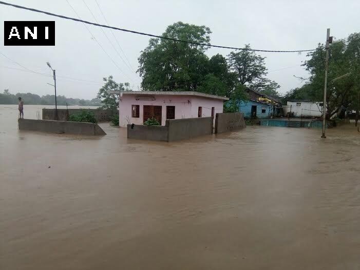 एमपी में बाढ़ की हालात खराब, 11 की मौत एमपी में बाढ़ की हालात खराब, 11 की मौत