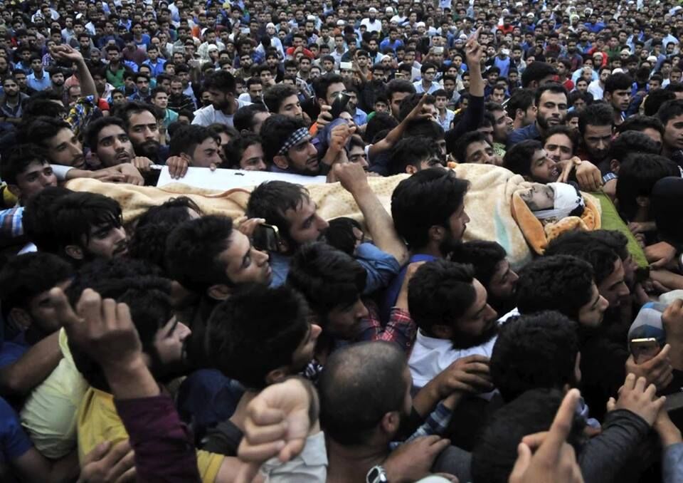 बुरहान बानी के जनाजे में उमड़ी भीड़, भाजपा कार्यालय पर हमला बुरहान बानी के जनाजे में उमड़ी भीड़, भाजपा कार्यालय पर हमला