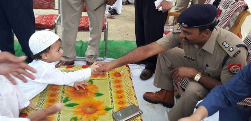 जब आईपीएस अधिकारी ने नन्हें बच्चे को दी ईद की बधाई जब आईपीएस अधिकारी ने नन्हें बच्चे को दी ईद की बधाई