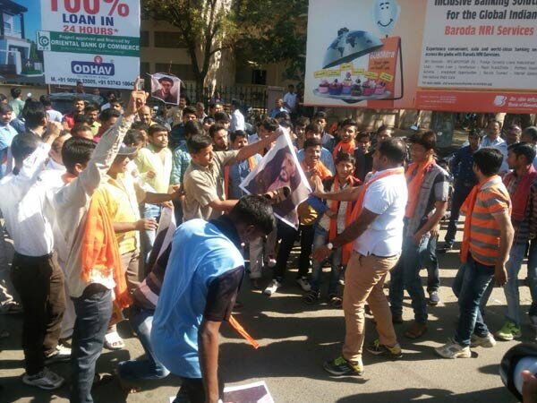 शाहरुख़ की फिल्म का विरोध, रोकनी पड़ी रईस की सूटिंग शाहरुख़ की फिल्म का विरोध, रोकनी पड़ी रईस की सूटिंग