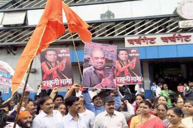 ये क्या शिव सैनिकों ने अमित शाह का पुतला जला दिया ये क्या शिव सैनिकों ने अमित शाह का पुतला जला दिया