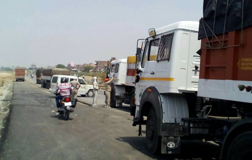 देखिये यूपी परिवहन विभाग का हाल खड़ी गाडी से कागज निकालते पुलिस कर्मी