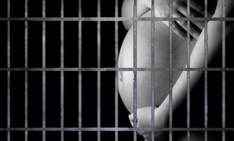 जेल में बंद लड़की हुई गर्भवती, अब अबॉर्शन का दबाव