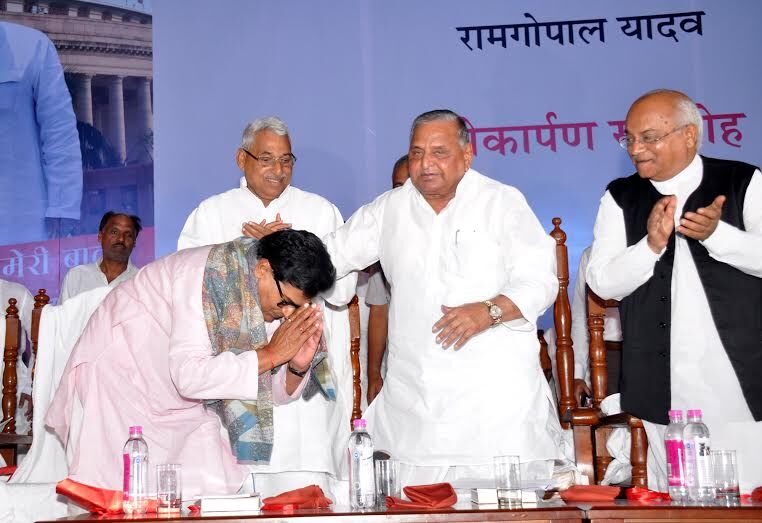 रामगोपाल ने अपने जन्मदिन पर मुलायम से लिया आशीर्वाद, देखें तस्वीरे रामगोपाल ने अपने जन्मदिन पर मुलायम से लिया आशीर्वाद, देखें तस्वीरे