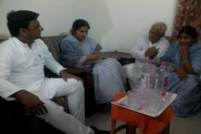 मुख्यमंत्री ने शहीद मुकुल द्विवेदी के परिजनों से की मुलाकात मुख्यमंत्री ने शहीद मुकुल द्विवेदी के परिजनों से की मुलाकात