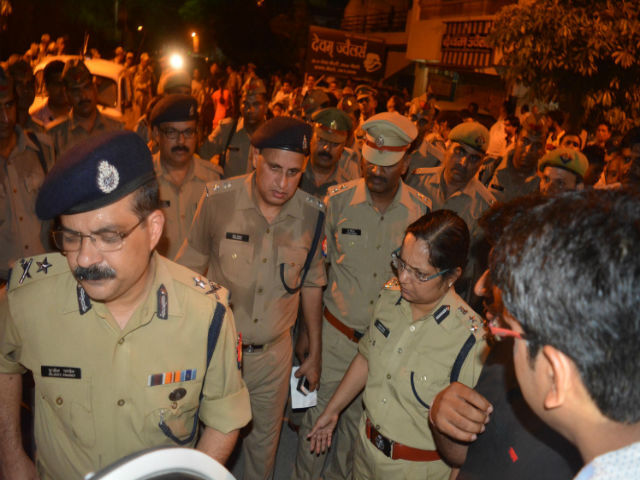 मेरठ में तिहरे हत्याकांड से सनसनी, पति पत्नी और अनजान लडकी की हत्या