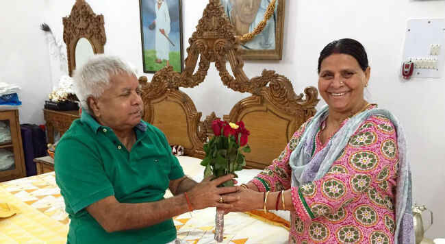 लालू आज मना रहे हैं 69वां जन्मदिन, लाल गुलाब देकर राबड़ी ने कहा हैप्पी बर्थडे