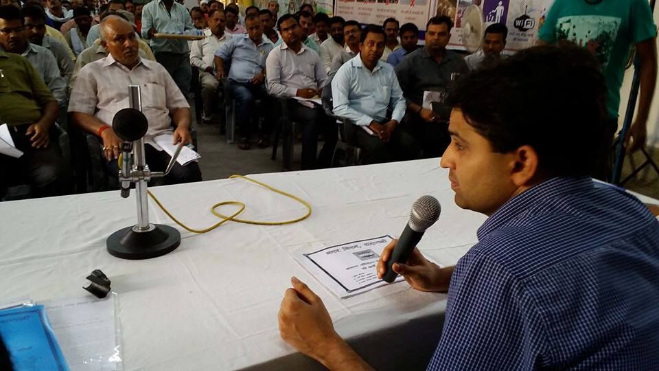 डीएम ने दी ठेकेदारों को चेतावनी, कार्यों में कमी व अनियमितता पर भेजूंगा जेल