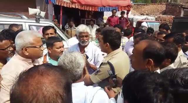 RJD विधायक ने दरभंगा में बीच सड़क पर दिखाई SP को धौंस