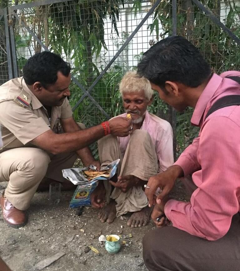 काबिलेतारीफ,पुलिस का एक यह भी चेहरा है जो इंसानियत को जगाये रखता काबिलेतारीफ,पुलिस का एक यह भी चेहरा है जो इंसानियत को जगाये रखता