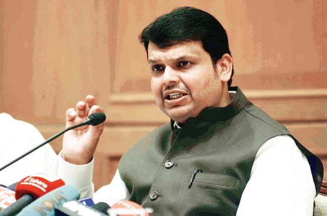 महाराष्ट्र कैबिनेट फेरबदल में फडणवीस ने कतरे कई मंत्रियों के पंख! महाराष्ट्र कैबिनेट फेरबदल में फडणवीस ने कतरे कई मंत्रियों के पंख!