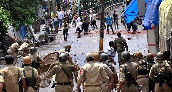 जम्मू-कश्मीर: भीड़ की आड़ में सेना और पुलिस से हथियार लूट रहे हैं प्रदर्शनकारी, अब तक 70 जम्मू-कश्मीर: भीड़ की आड़ में सेना और पुलिस से हथियार लूट रहे हैं प्रदर्शनकारी, अब तक 70