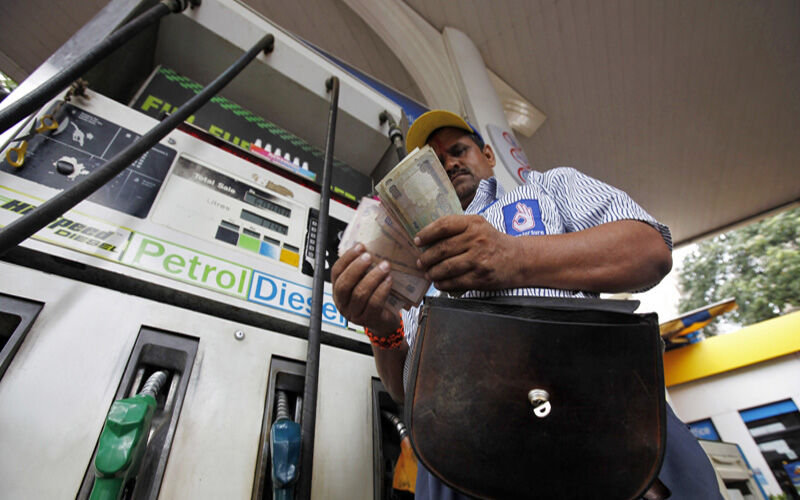 मात्र! 29 रुपये के पेट्रोल खरीदने पर सरकार लेती है 48 रुपये टैक्स!