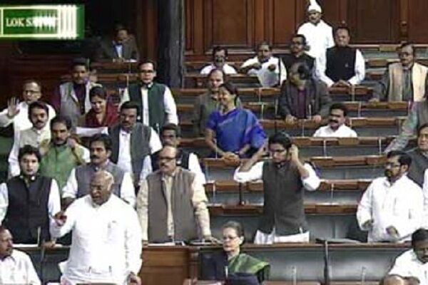 संसद LIVE: किसान मुद्दे पर विपक्षी दलों का हंगामा, लोकसभा स्थगित, दिग्विजय ने पूछा- मौन क्यों है PM मोदी