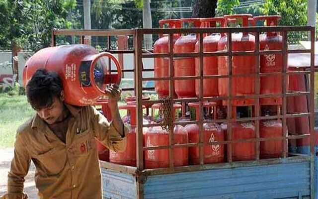 खुशख़बरी! नॉन सब्सिडाइज्ड LPG सिलेंडर हुआ सस्ता, जेट फ्यूल के दाम में इजाफा खुशख़बरी! नॉन सब्सिडाइज्ड LPG सिलेंडर हुआ सस्ता, जेट फ्यूल के दाम में इजाफा